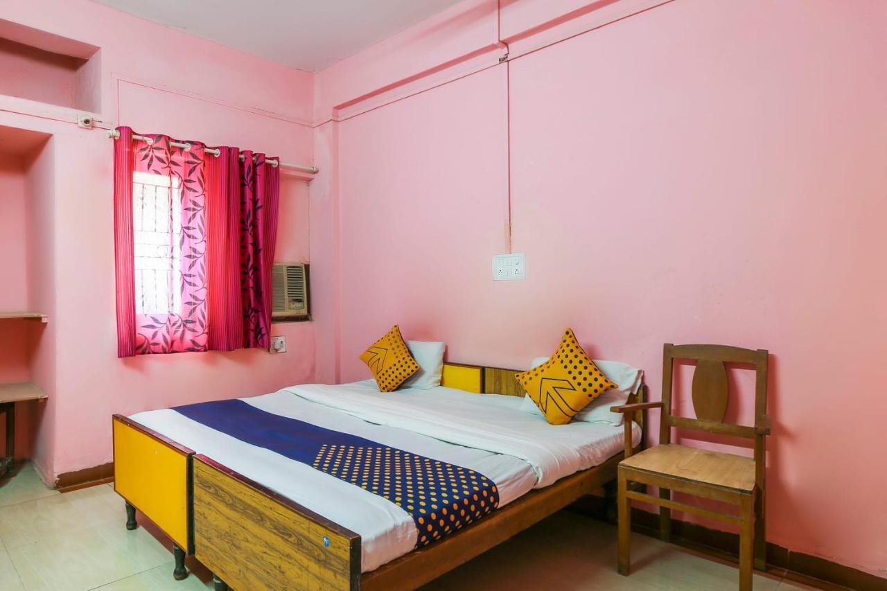 Spot On 67211 Hotel Gokul Daman Kültér fotó